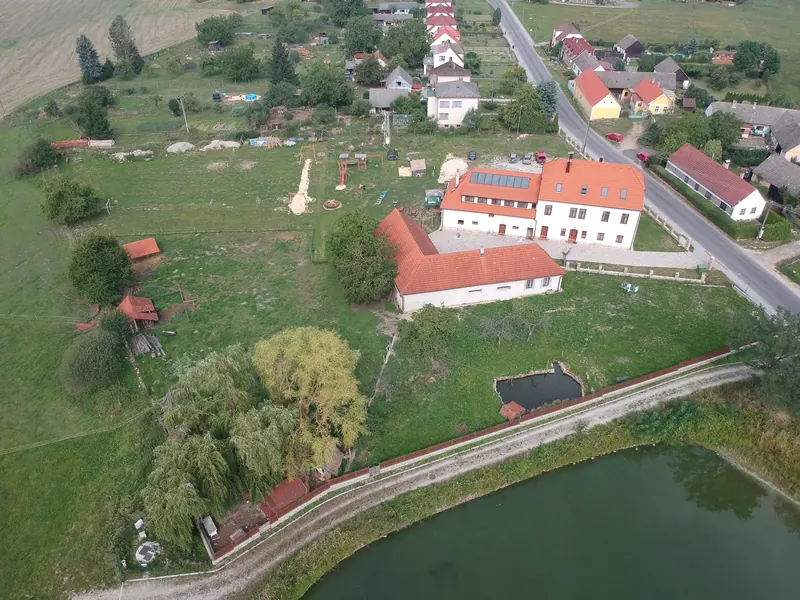 Letecký pohled na penzion Myslivna, rybník a pole kolem vesnice Kolence